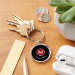 Minimale klassieke zwarte monogram rood sleutelhanger<br><div class="desc">Minimale monogrammed ronde sleutelhanger is voorzien van een zwarte achtergrond met uw initiaal in een rood monogram medaillon met en naam in klassieke bloktypografie in wit voor een eenvoudige klassieke professionele uitstraling.</div>