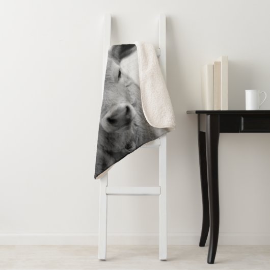Minimale Koe van Black and White Peekaboo Nursery Sherpa Deken (In situ)
