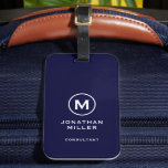 Minimale kwaliteitsclassieke typografische monogra bagagelabel<br><div class="desc">Een professioneel verticaal ontwerp in moderne stijl met een blauw en wit monogram voor de marine met een groot klassiek bloktypografisch initiaal monogram met naam en titel hieronder. De tekst kan gemakkelijk worden aangepast gebruikend de verstrekte gebieden.</div>