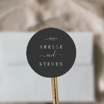 Minimale lebben | Donkere grijze bruiloft Envelope Ronde Sticker<br><div class="desc">Deze minimale donkergrijze bruinbruidbruinzegels zijn perfect voor een elegante bruiloft. Het ontwerp is voorzien van een eenvoudig groen silhouet in houtskoolgrijs met een klassieke minimalistische stijl. Pas het etiket aan met de namen van de bruid en de bruidegom.</div>