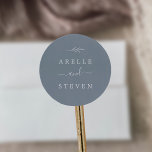 Minimale lebben | Dusty Blue Wedding Envelope-zege Ronde Sticker<br><div class="desc">Deze minimale bladdusty blauwe trouwenvelopzegels zijn perfect voor een elegant huwelijk. Het ontwerp is voorzien van een eenvoudig groen silhouet in lichtleistblauw met een klassieke minimalistische stijl. Pas het etiket aan met de namen van de bruid en de bruidegom.</div>