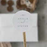 Minimale lebben | Dusty Paarse Wedding Envelope-ze Ronde Sticker<br><div class="desc">Deze minuscule paarse trouwenvelopzegels zijn perfect voor een elegant huwelijk. Het ontwerp is voorzien van een eenvoudig groen silhouet in licht lavender paars met een klassieke minimalistische stijl. Pas het etiket met de namen van het paar aan.</div>