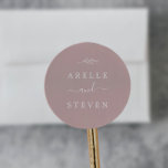 Minimale lebben | Dusty Roos Wedding Envelope-zege Ronde Sticker<br><div class="desc">Deze minimale bladdusty roos trouwenvelopzegels zijn perfect voor een elegante bruiloft. Het ontwerp is voorzien van een eenvoudig groen silhouet in licht wazige roze met een klassieke minimalistische stijl. Pas het etiket aan met de namen van de bruid en de bruidegom.</div>