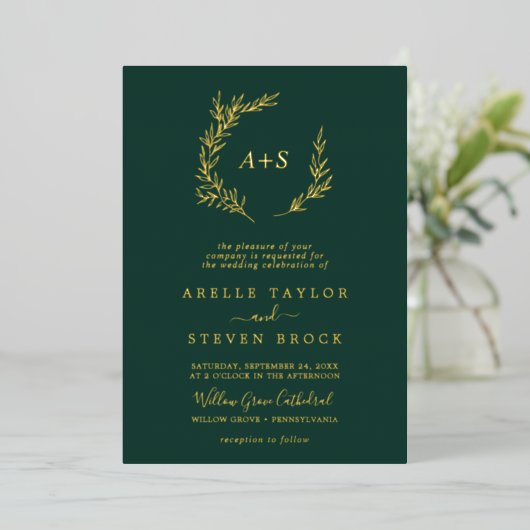 Minimale lebben | Gold Foil Emerald Monogram Wedde Folie Uitnodiging (Staand Voorkant)
