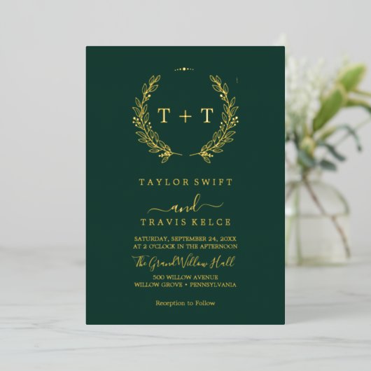 Minimale lebben | Gold Foil Emerald Monogram Wedde Folie Uitnodiging (Staand Voorkant)