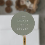 Minimale lebben | Sage Green Wedding Envelope-zege Ronde Sticker<br><div class="desc">Deze minimale bladsage groene trouwenvelopzegels zijn perfect voor een boho bruiloft. Het ontwerp is voorzien van een eenvoudig groen bladsilhouet in een stoffige groene kleur met een minimalistische stijl van bergoboho. Pas het etiket met de namen van het paar aan.</div>