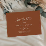 Minimale lebben | Terracotta Horizontal behalve de Save The Date<br><div class="desc">Dit minimale blad terracotta horizontaal,  behalve de date card,  is perfect voor een boho bruiloft. Het ontwerp is voorzien van een eenvoudig groen bladsilhouet in een stevig,  verbrand sinaasappel met een minimalistische woestijnbohse stijl.</div>