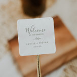 Minimale lebben | Welkom Olive Green Wedding Vierkante Sticker<br><div class="desc">Deze minimale olijfgroene stickers zijn perfect voor een elegante bruiloft. Het ontwerp is voorzien van een eenvoudig groen silhouet in olijfgroen met een klassieke minimalistische stijl. Pas deze stickers aan met de locatie van je bruiloft,  namen en trouwdatum. Deze etiketten zijn perfect voor bestemmingsbruiloften en hotelgastwelkomstzakken.</div>