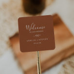 Minimale lebben | Welkom Terracotta Wedding Vierkante Sticker<br><div class="desc">Deze minimale stickers van de terracotta bruiloft zijn perfect voor een boho bruiloft. Het ontwerp is voorzien van een eenvoudig groen bladsilhouet in een stevig, verbrand sinaasappel met een minimalistische woestijnbohse stijl. Pas deze stickers aan met de locatie van je bruiloft, namen en trouwdatum. Deze etiketten zijn perfect voor bestemmingsbruiloften...</div>