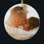Minimale legant | Eerste kerstfoto en tekst Keramisch Ornament<br><div class="desc">Aangepaste feestdag Ons eerste kerstfeest als Mr. en Mrs. Minimalist Photo Round Ceramic Ornament</div>