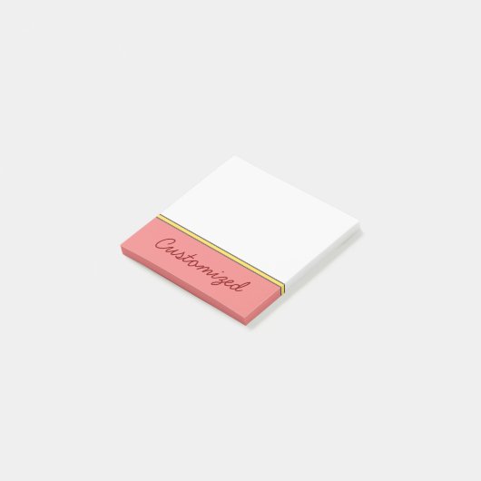 Minimale Lichtkoraal Achtergrond met Maroon Naam Post-it® Notes (Schuin)