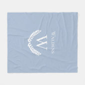 Minimale lichtstalen blauwe monogram rugleuning fleece deken (Voorkant (Horizontaal))