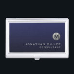 Minimale Luxe Navy Blue Silver Monogram Visitekaarthouder<br><div class="desc">Minimalistisch monogram ontwerp met geborsteld metallic zilver monogram met gepersonaliseerde naam en titel of aangepaste tekst hieronder in klassieke bloktypografie op een gradiëntachtergrond in tinten marinblauw. Personaliseer voor uw eigen gebruik.</div>