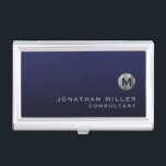 Minimale Luxe Navy Blue Silver Monogram Visitekaarthouder<br><div class="desc">Minimalistisch monogram ontwerp met geborsteld metallic zilver monogram met gepersonaliseerde naam en titel of aangepaste tekst hieronder in klassieke bloktypografie op een gradiëntachtergrond in tinten marinblauw. Personaliseer voor uw eigen gebruik.</div>