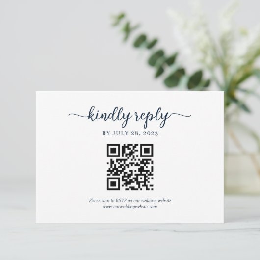 Minimale Marine Blauw Floral Monogram QR Code Brui RSVP Kaartje (Staand voorkant)