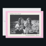 Minimale Modern Cute Pink Hanukkah Foto Feestdagenkaart<br><div class="desc">Vier Chanoeka met deze minimalistische en moderne fotovakantiekaart, met een schattige roze rand voor een vleugje warmte en charme. Het eenvoudige en schone ontwerp zorgt ervoor dat uw foto centraal staat, terwijl de bewerkbare tekst u uw vakantiebegroeting laat personaliseren. Perfect voor het verzenden van warme wensen naar geliefden, deze kaart...</div>