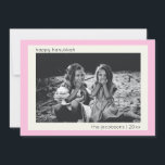 Minimale Modern Cute Pink Hanukkah Foto Feestdagenkaart<br><div class="desc">Vier Chanoeka met deze minimalistische en moderne fotovakantiekaart, met een schattige roze rand voor een vleugje warmte en charme. Het eenvoudige en schone ontwerp zorgt ervoor dat uw foto centraal staat, terwijl de bewerkbare tekst u uw vakantiebegroeting laat personaliseren. Perfect voor het verzenden van warme wensen naar geliefden, deze kaart...</div>
