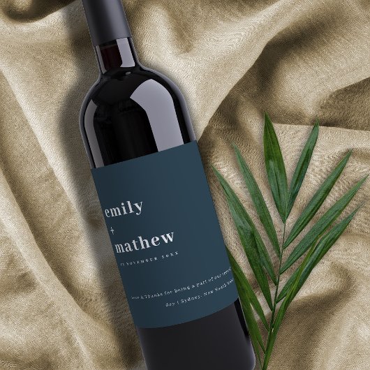 Minimale moderne blauwe typografie bruiloft wijn etiket