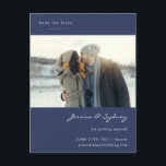 Minimale moderne blauwfoto van de marine sparen de briefkaart<br><div class="desc">Kondig uw speciale dag aan met dit Elegant Photo Save the Date-Briefkaart, met een strak, modern ontwerp met een marineblauwe achtergrond en ruimte voor uw favoriete foto. Personaliseer het met uw namen, trouwdatum, locatie en website om uw gasten op de hoogte en enthousiast te houden. Perfect voor koppels die houden...</div>