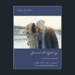 Minimale moderne blauwfoto van de marine sparen de briefkaart<br><div class="desc">Kondig uw speciale dag aan met dit Elegant Photo Save the Date-Briefkaart, met een strak, modern ontwerp met een marineblauwe achtergrond en ruimte voor uw favoriete foto. Personaliseer het met uw namen, trouwdatum, locatie en website om uw gasten op de hoogte en enthousiast te houden. Perfect voor koppels die houden...</div>