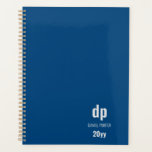 Minimale moderne blauwMonogrammed Planner<br><div class="desc">Eenvoudige en moderne, gepersonaliseerde planner met uw monogram - ongedateerd en klaar om op elk moment van het jaar te beginnen (d.w.z. nieuw jaar, boekjaar, academisch jaar, nieuwe onderneming of project, enz.). Het ontwerp is blauw met een zilvergrijze typografie en de sjabloon is klaar om uw initialen, naam en het...</div>