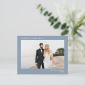 Minimale moderne foto Getrouwd Kerstmis Dusty Blue Feestdagenkaart (Staand voorkant)