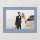 Minimale moderne foto Getrouwd Kerstmis Dusty Blue Feestdagenkaart (Voorkant)