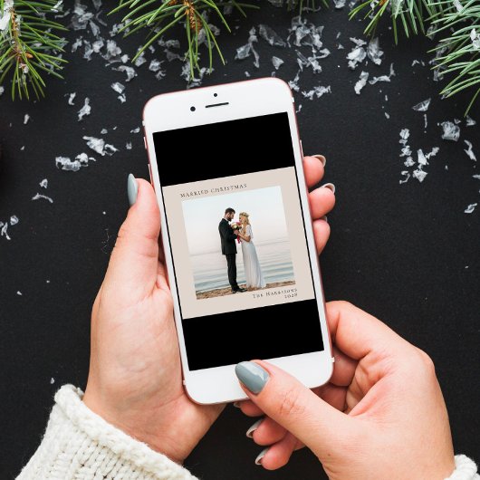 Minimale moderne foto getrouwde kersttaupe feestdagenkaart