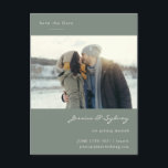 Minimale moderne foto van de groene pagina sparen  briefkaart<br><div class="desc">Minimalistisch modern donkergrijs groen script bruiloft opslaan Briefkaart datum met foto</div>