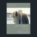 Minimale moderne foto van de groene pagina sparen  briefkaart<br><div class="desc">Minimalistisch modern donkergrijs groen script bruiloft opslaan Briefkaart datum met foto</div>