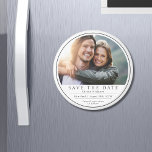 Minimale moderne foto zwart wit Bewaar de datum Magneet<br><div class="desc">Minimal Modern Photo Black White Save the Date Magnets is voorzien van een eenvoudige moderne save the date huwelijksaankondiging met uw favoriete foto bovenaan en tekst "Save The Date" in moderne, gedurfde typografie. Voeg hieronder uw namen, trouwlocatie, trouwdatum en aanvullende informatie toe, zoals "formele uitnodiging om te volgen". Creëer door...</div>