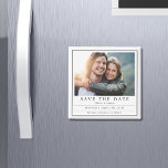 Minimale moderne foto zwart wit Bewaar de datum Magneet<br><div class="desc">Minimal Modern Photo Black White Save the Date Magnet is voorzien van een eenvoudige moderne save the date huwelijksaankondiging met uw favoriete foto bovenaan en tekst "Save The Date" in moderne, gedurfde typografie. Voeg hieronder uw namen, trouwlocatie, trouwdatum en aanvullende informatie toe, zoals "formele uitnodiging om te volgen". Creëer door...</div>