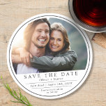 Minimale moderne foto zwart wit Bewaar de datum Ronde Kartonnen Onderzetter<br><div class="desc">Minimal Modern Photo Black White Save the Date Onderzetters is voorzien van een eenvoudige moderne save the date huwelijksaankondiging met uw favoriete foto bovenaan en tekst "Save The Date" in de moderne, gedurfde typografie. Voeg hieronder uw namen, trouwlocatie, trouwdatum en aanvullende informatie toe, zoals "formele uitnodiging om te volgen". Creëer...</div>
