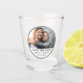 Minimale moderne foto zwart wit Bewaar de datum Shot Glas (Voorkant)