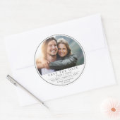Minimale moderne foto zwart-wit Save The Date Ronde Sticker (Envelop)