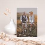 Minimale moderne fotobedekking save the date<br><div class="desc">Eenvoudig,  stijlvol en verbluffend; dit sparen de datum toont uw foto op de achtergrond met een transparante bekleding uw foto die uw namen en details benadrukt. Voeg om het even welke extra details aan de rug toe.</div>