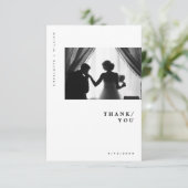 Minimale moderne grafische typografie foto bruilof bedankkaart (Staand voorkant)