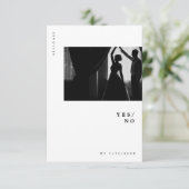 Minimale moderne grafische typografie foto bruilof RSVP kaartje (Staand voorkant)