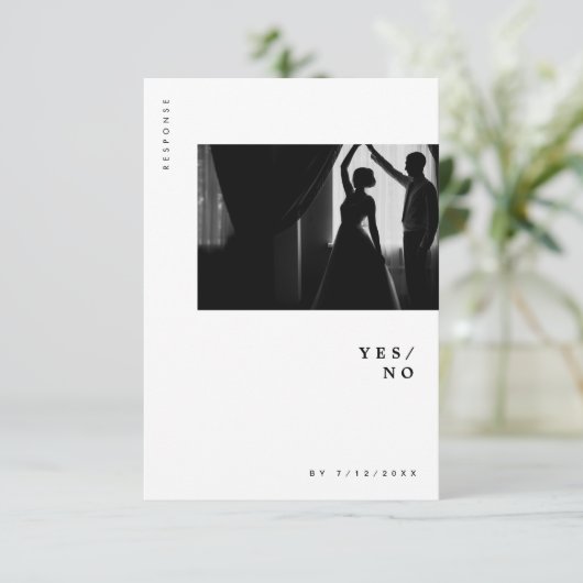 Minimale moderne grafische typografie foto bruilof RSVP kaartje (Staand voorkant)