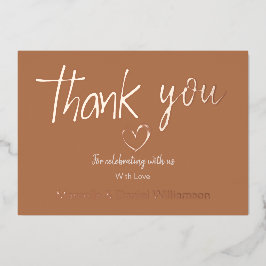 Minimale moderne hart- en scripttrouwkaart folie uitnodiging