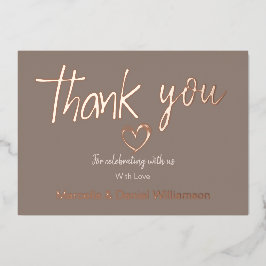 Minimale moderne hart- en scripttrouwkaart folie uitnodiging