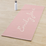 Minimale moderne kalligrafie Blush roze naam Yogamat<br><div class="desc">Deze douane yoga mat kenmerkt jouw naam in mooi handgeschreven manuscript dat op een stijlvolle zwarte roze achtergrond wordt geschreven. Geweldig cadeauidee.</div>
