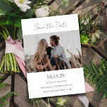 Minimale moderne kalligrafie-weddenschapsfoto save the date<br><div class="desc">Zegt uw trouwdatum aan is moderne stijl met deze foto sparen de datumkaart met editable manuscriptkalligrafie in zwart-wit.</div>