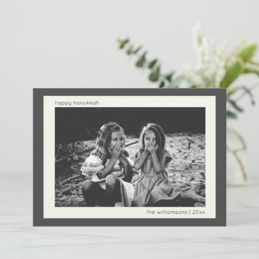 Minimale Moderne Kool Gray Hanukkah Foto Feestdagenkaart (Staand voorkant)