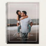Minimale moderne Lijst bruiloft Planner 2 foto<br><div class="desc">Dit eenvoudige,  stijlvolle notitieboek van de trouwplanner kenmerkt fotomalplaatjes op zowel de voor als de rug. Het elegante manuscript leest,  "de Planner van de Weddenschap"in wit over een donkere fotobekleding,  en de tekst sjablonen zijn inbegrepen voor namen en trouwdatum.</div>