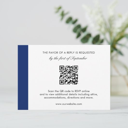 Minimale moderne marine blauwe QR code elegante br RSVP Kaartje (Staand voorkant)