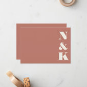 Minimale moderne monogram aardse terracotta bruilo notitiekaartje (Voorkant / Achterkant in situ)