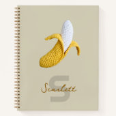 Minimale moderne monogram naam gehaakte banaan notitieboek (Voorkant)