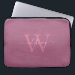Minimale moderne roze monogram naam en Initiaal Laptop Sleeve<br><div class="desc">Een roze monogram met een minimaal,  modern krommend monogram.</div>