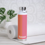 Minimale moderne roze Sinaasappels strepen geperso Waterfles<br><div class="desc">Trendy,  minimal,  modern roze en oranje strepen,  personaliseer het met jouw naam gedrukt in een wit script lettertype.</div>